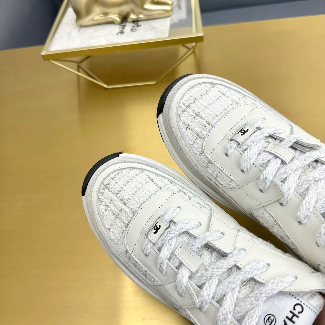 👟👟Ex-factory price 480👟👟 👟👟 👟👟 Chanel Chanel - 2023 counter top casual sports shoes This classic design; the upper is electro-embroidered with a variety of craftsmanship; the outsole is fashionable and sporty; the unusual inclusion of a variety of color elements... The diversified mix and match is very beautiful and versatile, and can be used for leisure, fashion, sports, and outdoor... ꫛꫀꪝ Go➫ Material: ❶Upper is made of: original imported mercerized velvet + double-layer breathable mesh ❷Inside is made of: original imported breathable mesh ❸Outsole is based on: original T👟👟Ex-factory price U combination outsole Counter boutique packaging complete set for women 35–41